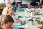 Dzieci skupione na malowaniu prac