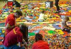 Animatorzy i dzieci bawiący się klockami Lego