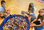 Dzieci skupione wokół klocków Lego