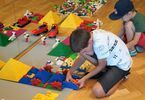 Chłopiec tworzący budowlę z klocków Lego