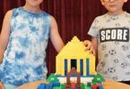 Chłopcy przy budowli z klocków Lego