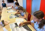 Dzieci malujące przy użyciu węgla do rysowania