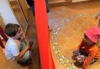 Dzieci wykorzystujące do zabawy czerwony koc