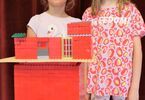 Dzieci przy budowli z klocków Lego