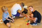 Chłopcy budujący budowlę z klocków Lego
