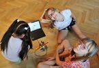 Dziewczynki budujące budowlę z klocków Lego