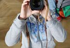 Dziewczynka robiąca zdjęcie aparatem fotograficznym fotografowi