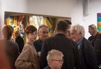 Goście wystawy rozmawiający z malarzem Piotrem Młodożeńcem