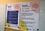 Plakaty na temat zdrowia psychicznego wiszące na tablicy