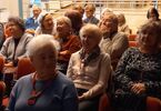 Seniorzy słuchają wykładu