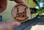 Drewniana moneta geocachingowa z napisem Geo-Fabryczny PL GEOCACHING