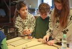 Dzieci tworzące konstrukcję z rurek