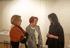 Prowadząca rozmawiająca z kobietami zwiedzającymi galerię