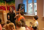 Instruktorka tłumacząca dzieciom eksperyment na środku sali