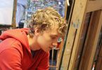 Uczestnik warsztatów podczas tworzenia swojego obrazu malowanego akrylem