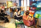 Uczestniczki warsztatów podczas tworzenia swojego obrazu malowanego akrylem