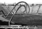 Czarno-biała fotografia prezentująca dawną bryłę stadionu