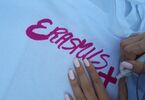 Napis ERAMUS+ napisany różowym markerem