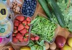 Warzywa i owoce leżące na stole