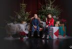 Dzieci pozujące do zdjęcia na świątecznym tle w formie choinek z lampkami, prezentów, siedzące na świątecznym fotelu i pufach DK Zacisze