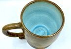 Ceramiczny kubek w odcieniach złoto-brąz z jasno niebieskim środkiem