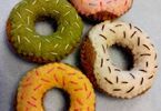 Ręcznie szyte kolorowe donuty