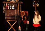 Aktor demonstrujący, jak działa marionetka, obok niego właścicielka marionetki - dziewczynka z widowni