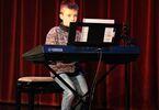 Chłopiec grający na keyboardzie