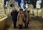Trzy seniorki na tle iluminacji świątecznych
