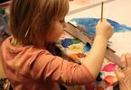 Dziewczynka malująca farbami