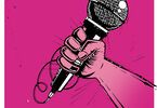 Dłoń trzymająca mikrofon na różowym tle