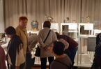 Seniorzy oglądają eksponaty Muzeum Warszawy