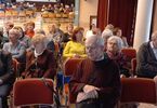 Seniorzy słuchają wykładu