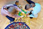 Dziewczynki układające budowle z LEGO