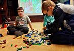 Chłopcy układający klocki z LEGO