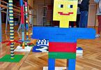 Narciarz zbudowany z klocków z LEGO