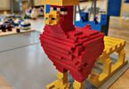 Czerwona kura z koroną z LEGO