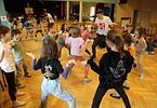 Dzieci w ruchu tanecznym z instruktorem