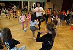 Dzieci w ruchu tanecznym z instruktorem