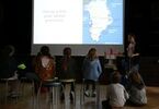 Dzieci słuchające, jak instruktorka opowiada o Grenlandii