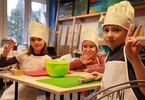 Dzieci podczas przygotowywania ciasta na ciasteczka