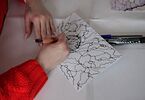Kobieta tworząca swój rysunek na zajęciach neurografiki