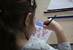 Dziewczynka malująca ośmiornicę