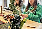 Dziewczyny na zajęciach tworzące kaktusy z różnych form