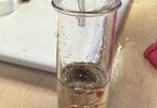 Próbówka chemiczna z pipetką wpuszczającą pomarańczową ciecz