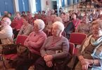 Seniorzy słuchają koncertu