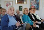 Seniorzy słuchają prelekcji