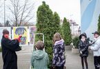 Uczestnicy zawieszają pisanki wyplatanki na drzewach