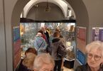 Seniorzy zwiedzają muzeum