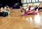 Dzieci wykonują ćwiczenia